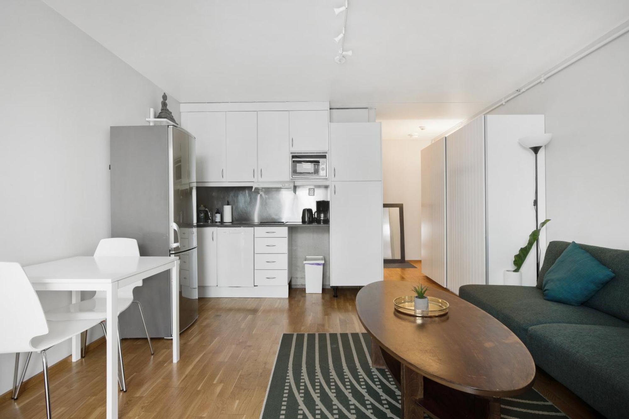 Super Near Train And Buss Apartment