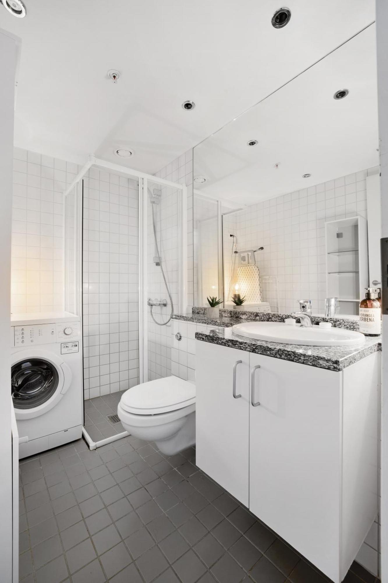 Apartment Super Near Train And Buss *