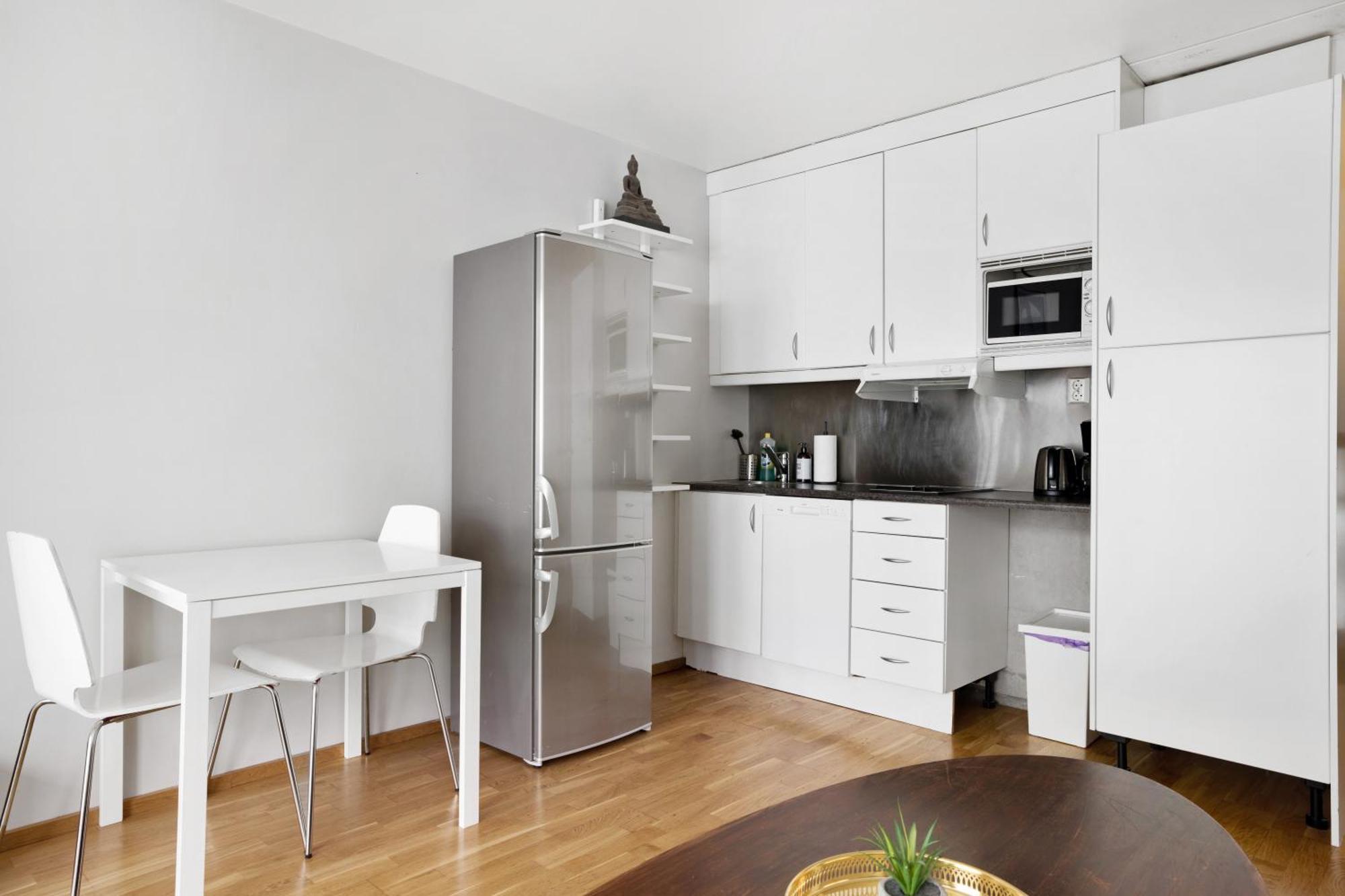 Super Near Train And Buss Apartment *